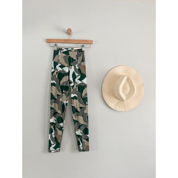 OFFLINE By Aerie Real Me Smocked 7/8 Legging Dusty Seafoam Green Print Sz XS - Picture 2 of 10